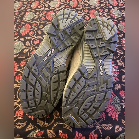 Woman’s Columbia Shoes - Picture 2 of 3